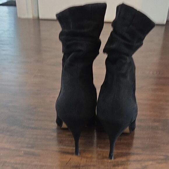 Express Black Heeled Boots with Sleek Design - Picture 3 of 4